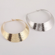 Punk stil präglat metallhalsband