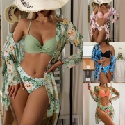 Moderiktigt tredelat underklädesset med blommönstrad badkofta, push-up-bikinitopp och lågskurna bikinitrosor