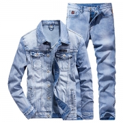 Gatumode - Tvådelat set med slitna denimkläder för män, inkluderar en långärmad jeansjacka och jeans