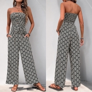 Bohemisk blommig jumpsuit med strapless design, sidosfickor och knytbar rak kjol