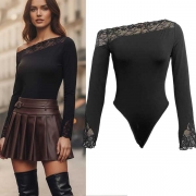 Trendigt spetsbody med asymmetriska axlar och långärmad modell