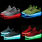 LED-ljussneakers med platt sula och snörning – färgstarka, trendiga skor