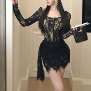 Sensuell långärmad spetsromper med off-shoulder och båthals