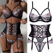 Sexig genomskinlig Gaze Heart Broderi Underkläder i tre delar