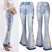 Vintage Tvättade Jeans med Blommig Brodyr och Utställda Ben i Utsvängd Modell