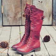 Runda knähöga stövlar med låg klack och korsband