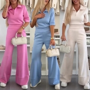 Moderiktig enfärgad tvådelad set Består av Polo-neck Crop Top och vida byxor