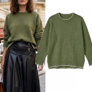 Kontrastfärgad tröja med rund hals, sidslitsar och hög-låg fåll