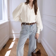 Chic damblus med stående krage, puffärmar och spetskant