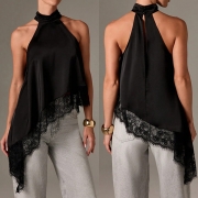 Damhalternecktopp i trendig stil med spets, skarvade detaljer och asymmetrisk fåll