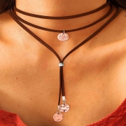 Boho-wraphalsband i rockig stil – svart/brun konstmocka med flerlagersdesign och hamrade silvermynt