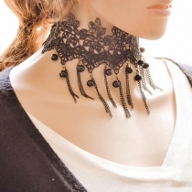 Romantiskt halsband med fransar och spets