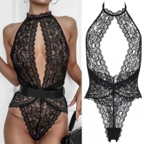 Sexig spetsklädsel med halshög hals och öppen rygg - bodysuit