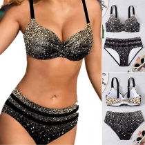 Sexigt bling-bling bikiniset med tonad färg inkluderar högmidjad badtopp och badbyxa