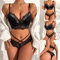 Set med sexiga spetsunderkläder i korsdesign