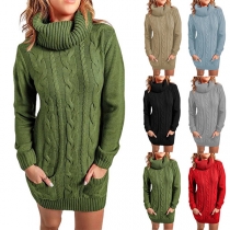 Casual enfärgad stickad tröja klänning med turtleneck och långärmad design, försedd med patchfickor