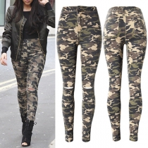 Streetstyle skinnyjeans i slitna denim med camouflagemönster