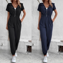 Jumpsuit i enfärgad design med luva och dragsko i midjan