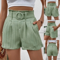 Lediga shorts i enfärgad ton med rynkdetaljer och bälte