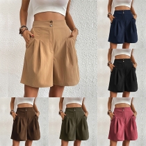 Casual enfärgade shorts med hög höjd med knäppning