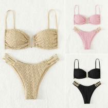 Sexig bikini i två delar med utskuret mönster