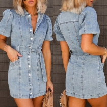 Denimklänning i gatustil, vintage-tvättad med knappslå, ståkrage, korta ärmar och midjeskärp