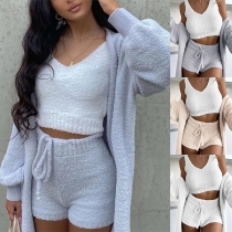 Modeplyschrätt, tre delar inkluderande kofta, Crop Top och shorts med dragsko.