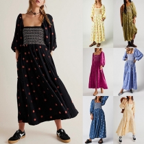 Modeklänning med blommigt broderi, fyrkantig hals, smockade ärmar och armbågar