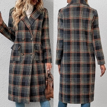 Elegant Dubbelknäppt Duffeljacka med Kontrastfärgade Rutiga Detaljer och Notch Lapel