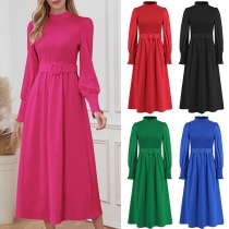 Elegant enfärgad smockad mock hals långärmad midiklänning med bälte