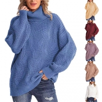 Enfärgad stickad tröja med långa ärmar och turtleneck