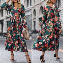 V-ringad långärmad midiklänning med veckad cinch-midja och vintage blommigt tryck.