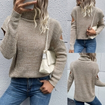 Sexig turtleneck med enfärgad långärmad stickad tröja och öppna axlar.