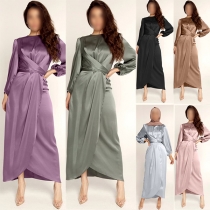 Elegant enfärgad rundhalsad långärmad självknytande midiklänning i satin