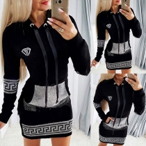 Modeklänning med glittrande detaljer och huva