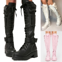 Gatufashionplattform med snörningsspänne, sidofickor och over-knee-stövlar i konstläder