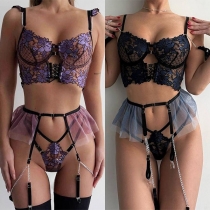 Sexiga tredelade underkläder med blommiga broderier och volang