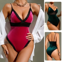 Modebodysuit med spets och kontrastfärger, delad V-ringning.