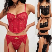 Sexigt spetsigt tvådelat damunderkläderset med cami-bustier och trosor