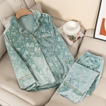Bekvämt tvådelat pyjamasset i sammet med vacker brevtryck - Loungewear skjorta och byxor