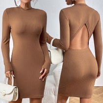 Sexig enfärgad långärmad mock neck klänning med öppen rygg