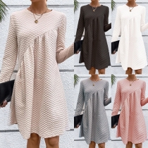 Mode miniklänning med enfärgad rund hals och långärmad design i diamantmönster