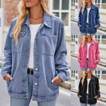 Vintage gammal tvättad jeansjacka med ståkrage och långärmad design, dekorerad med patchfickor.