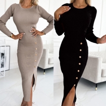 Modefärgad bodycon klänning med rund hals, långa ärmar och knäppning i slitribbad stil