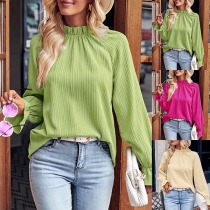 Mode skjorta med volang i enfärgad design och långa ärmar, med en elegant mock-hals