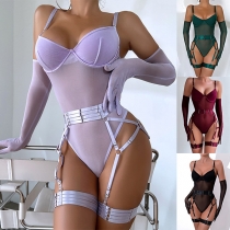 Sexigt tredelat underkläderset med halvgenomskinlig body och matchande handskar.
