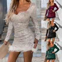 Modeklänning med paljetter, V-ringning och långa ärmar, i plysch med skarvad Hemline