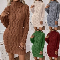 Modekläder: Enfärgad, långärmad kabelstickad tröjaklänning med turtleneck