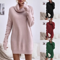 Modeklänning i enfärgad turtleneck-stil med långa ärmar