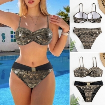 Sexigt guldaktigt set med högmidjade bikinitrosor